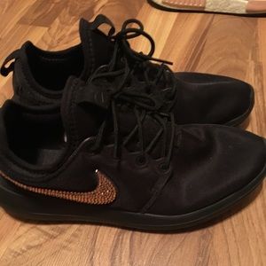 Woman black Nike Roshe